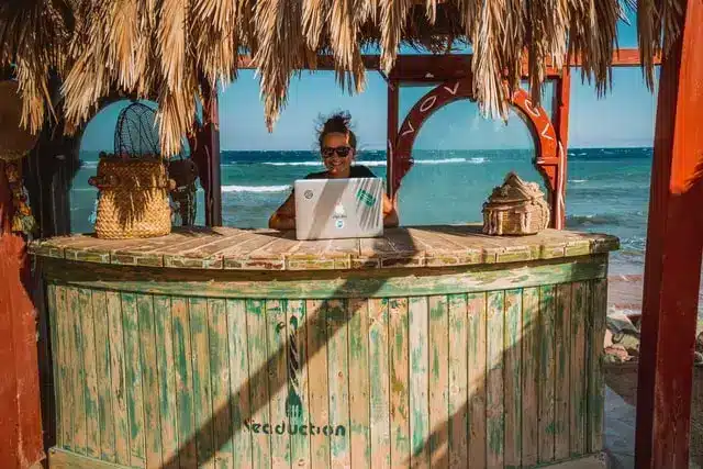 ilustrasi apa itu digital nomad