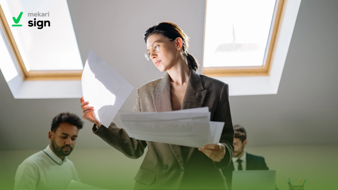 Ilustrasi karyawan sedang meninjau dokumen yang terindikasi pemalsuan.