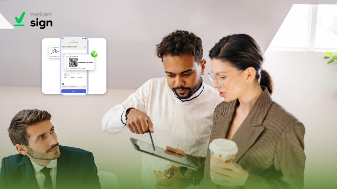 Ilustrasi tiga orang karyawan sedang meninjau Legalitas Tanda Tangan Elektronik di Indonesia